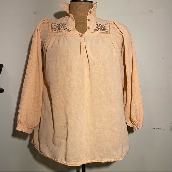 Michel peach blouse 1/4 button down size M ? Embroidered on the upper chest - Picture 2 of 6
